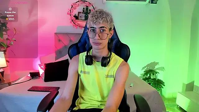 Mad beauty - checkout our excited streamers as they tease to their beloved melodies and slowly squirt for enjoyment to appease your wildest wishes.