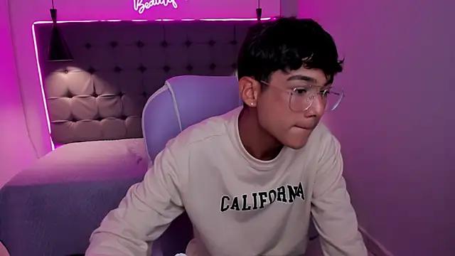 OliverTwinky from StripChat is Freechat