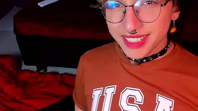 OpaloBlue from StripChat is Freechat