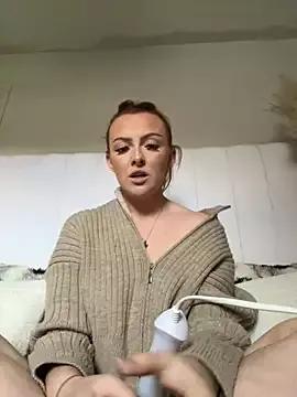 RedHeadRoxyUK from StripChat is Freechat