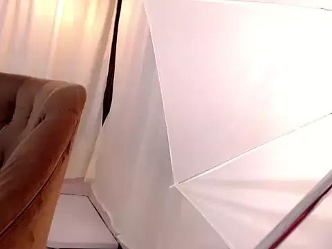Rosee_fire from StripChat is Freechat