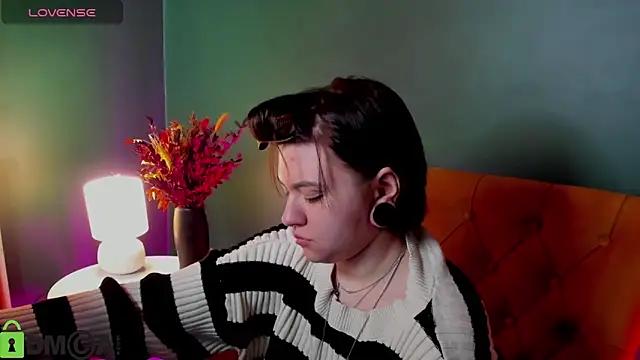 Rowena_MacLeod from StripChat is Freechat
