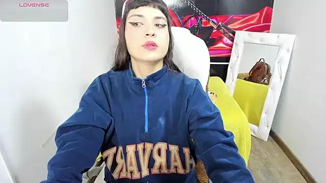 Roxane_white from StripChat is Freechat