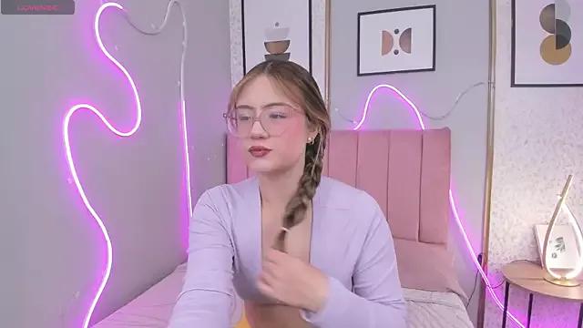 SamanthaPeachs from StripChat is Freechat