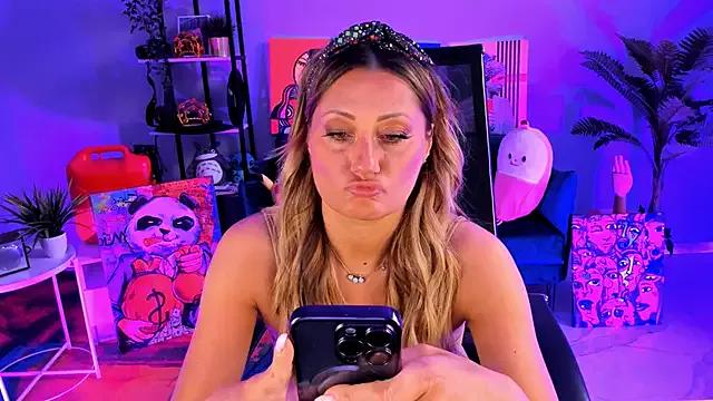 SarahAlluring from StripChat is Freechat