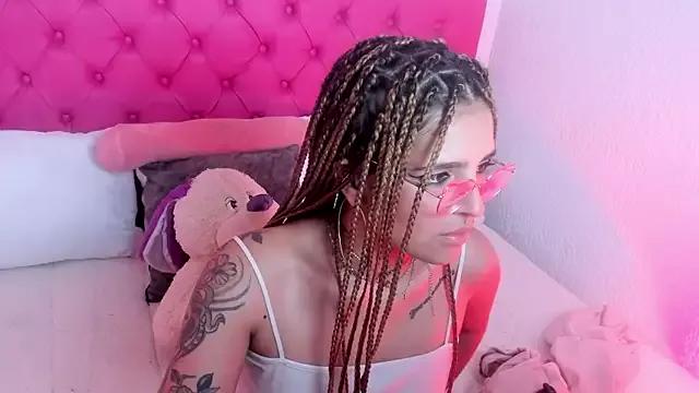 SarahDark from StripChat is Freechat