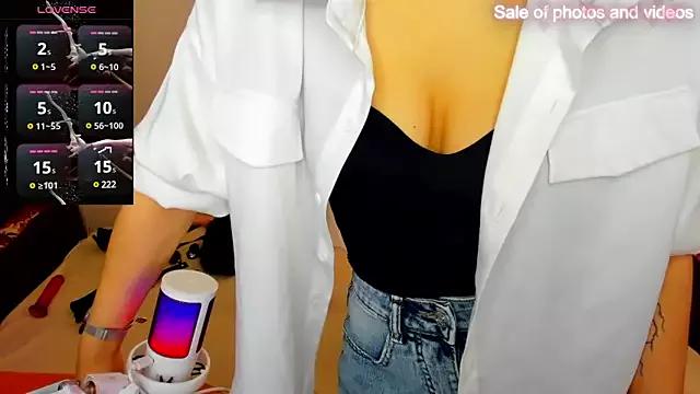 SaraXray from StripChat is Freechat