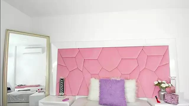 SerenaStone from StripChat is Freechat