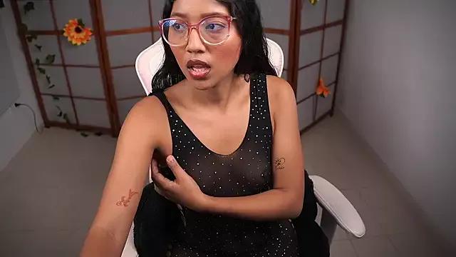 small_emilie from StripChat is Freechat