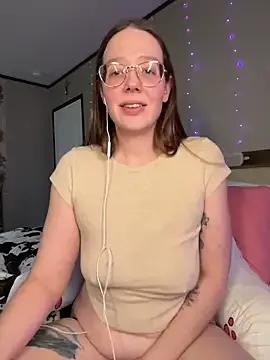 Sweetdee222x from StripChat is Freechat