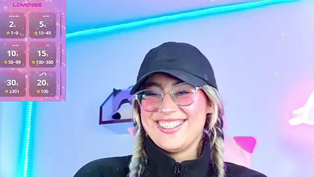 xlunagray from StripChat is Freechat