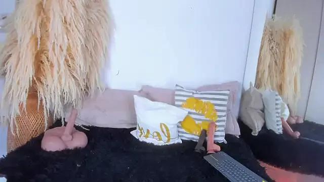 XYOMARAWILD from StripChat is Freechat