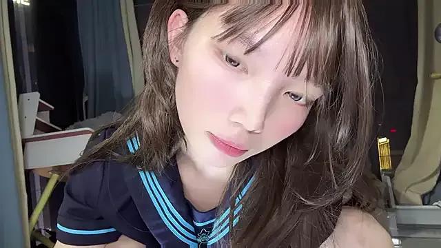 Yiyi-707 model from StripChat