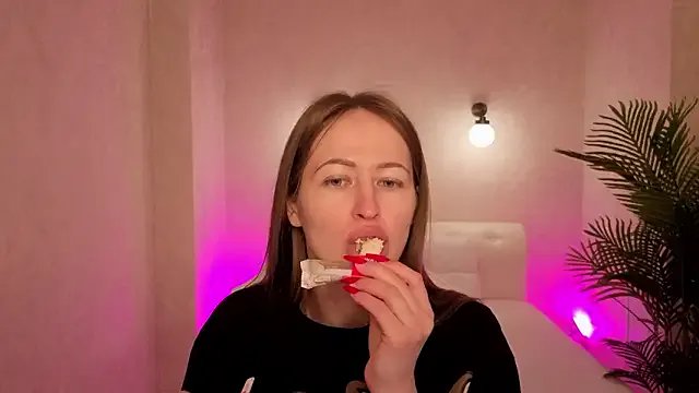 bella_li__ — air kiss + look at camera