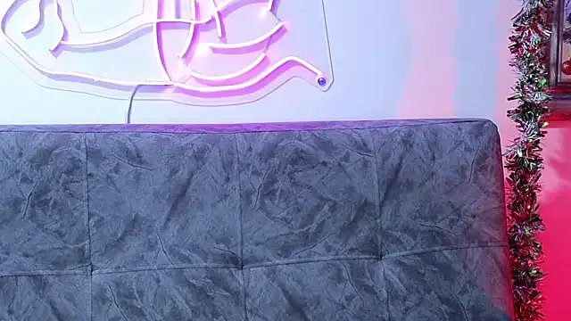 MightyLaura1 on StripChat